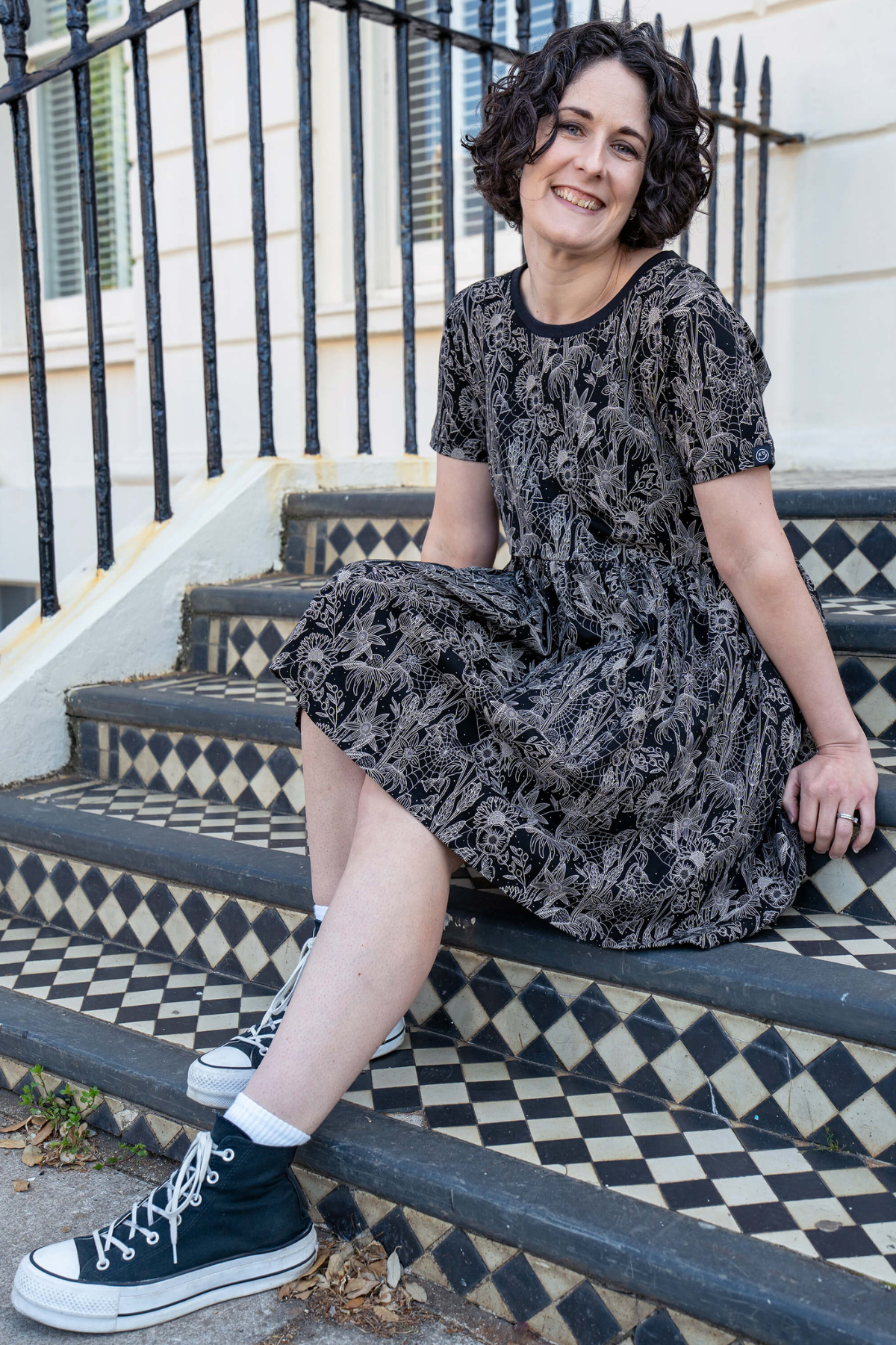Jersey Kjole med spindelvævs print - Black Floral Cobweb Smock Dress