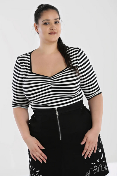 Plus size model i Warlock Top stylet med sort nederdel med lynlås