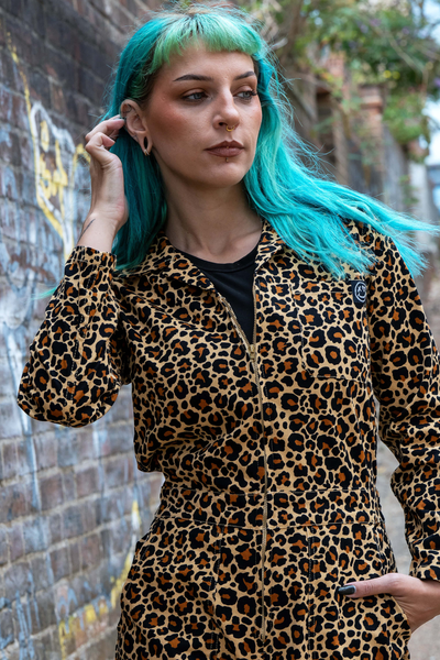 Nærbillede af model i Rebel Romance Leopard Boiler Suit med lynlås og brystlomme med logo.