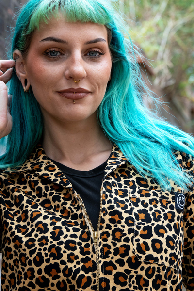Detaljebillede af Rebel Romance leopardprint i varme brune og sorte toner.