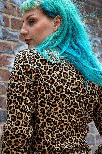 Model i Rebel Romance Leopard Boiler Suit – fokus på krave, print og blågrønt hår.