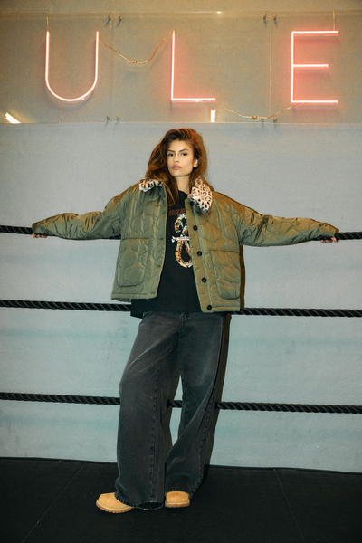 Lookbook-billede – model i casual streetstyle med NOISY MAY HOLLY quiltet armyjakke med leopardkrave.