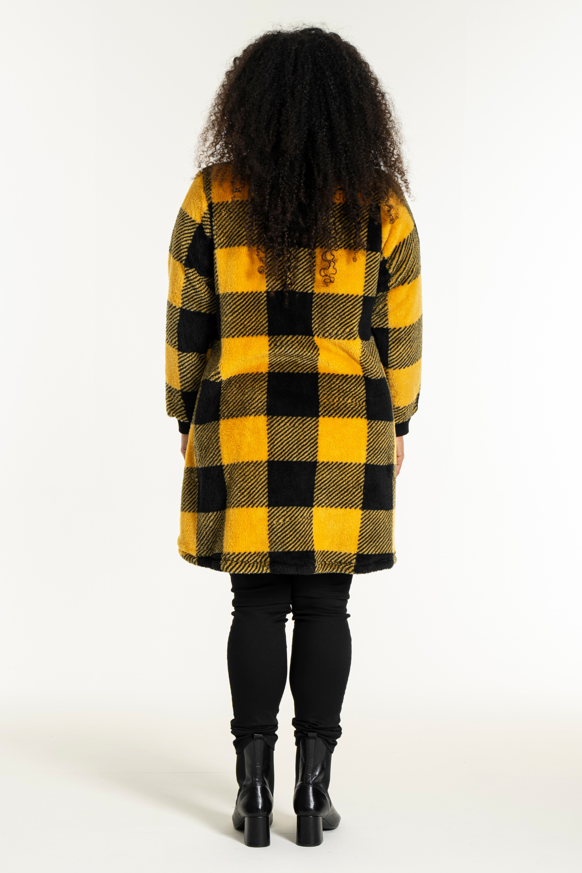Rygbillede af Studio Nellie Coat – gul og sort ternet design