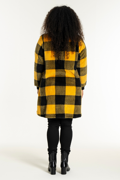 Rygbillede af Studio Nellie Coat – gul og sort ternet design