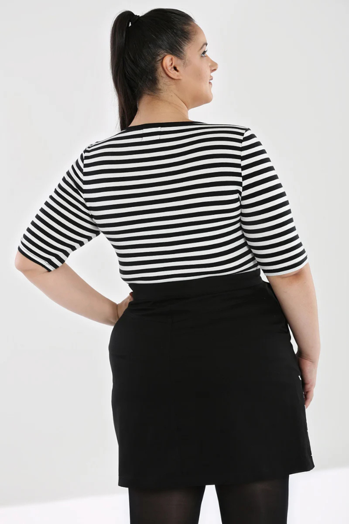 Bagsiden af Warlock Top vist på plus size model