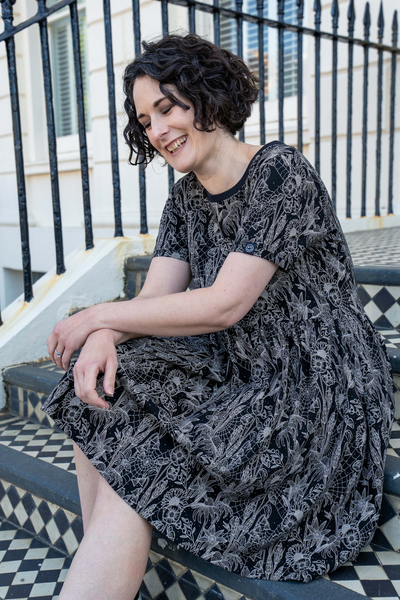 Jersey Kjole med spindelvævs print - Black Floral Cobweb Smock Dress