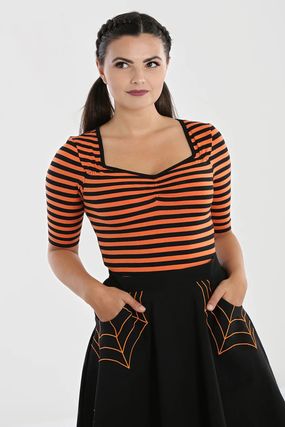 Warlock Top Orange/Sort – Strækbar stribet bluse med sweetheart-udskæring