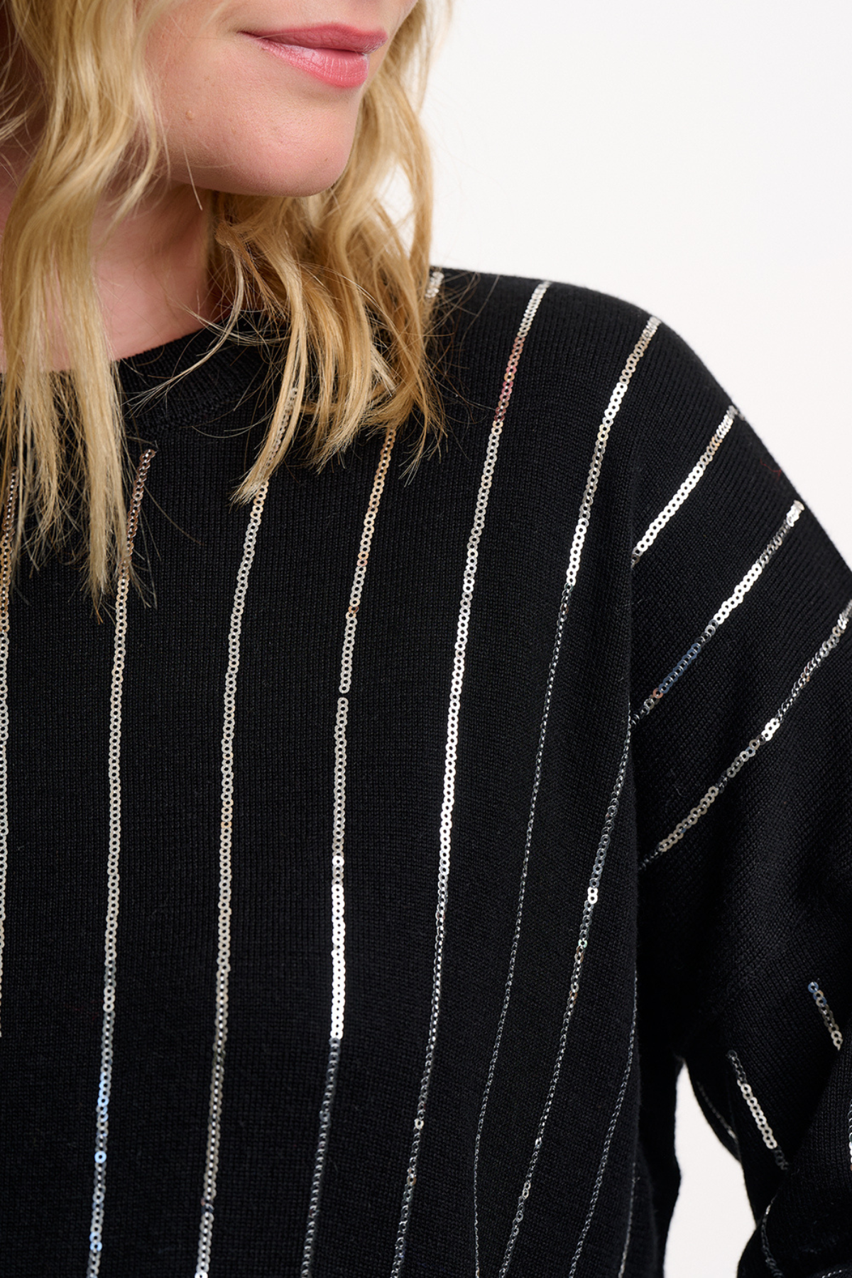 Detaljebillede af pailletstriber på Anjali Sequin Jumper