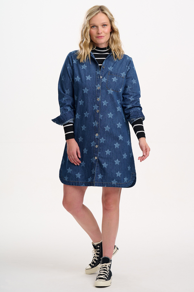 Model styler Ilsa Mini Shirt Dress med stribet top under