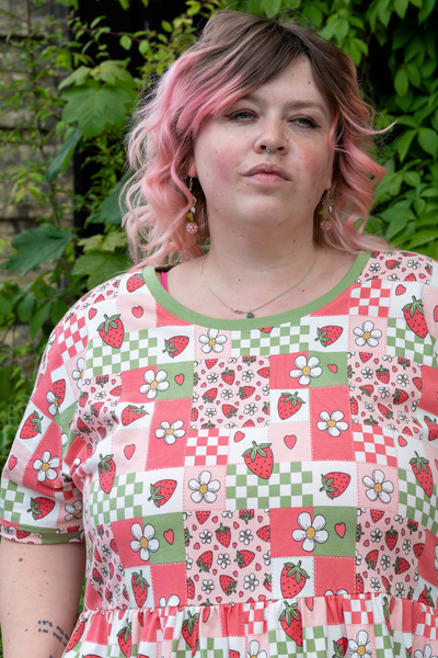 Jersey Kjole med Jordbær Picnic Print - Strawberry Picnic Smock Dress
