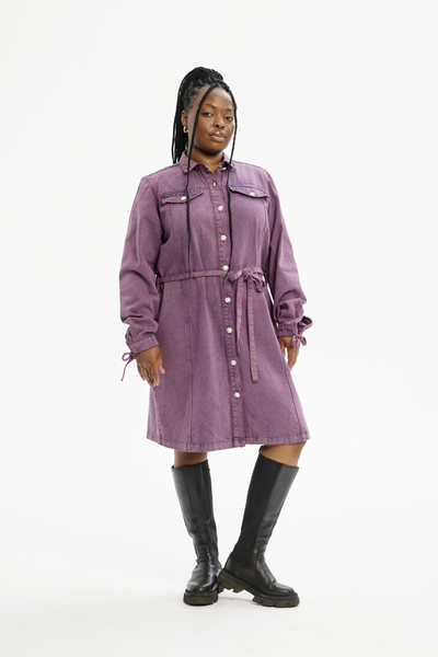 Model i violet Fidelia Denim Kjole og sorte støvler, stående mod hvid baggrund