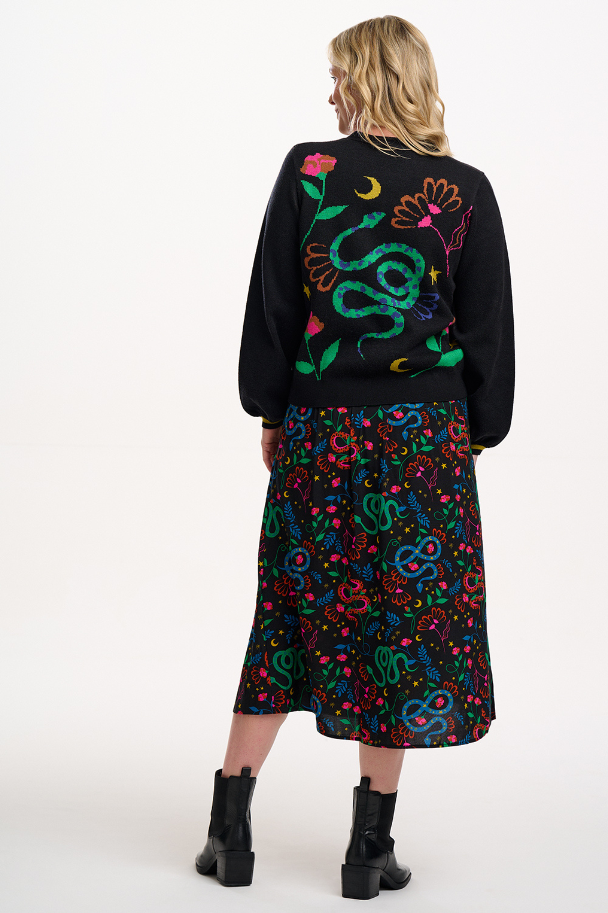 Rosalind Skirt bagfra – sort nederdel med farverige slanger, blomster og stjerner