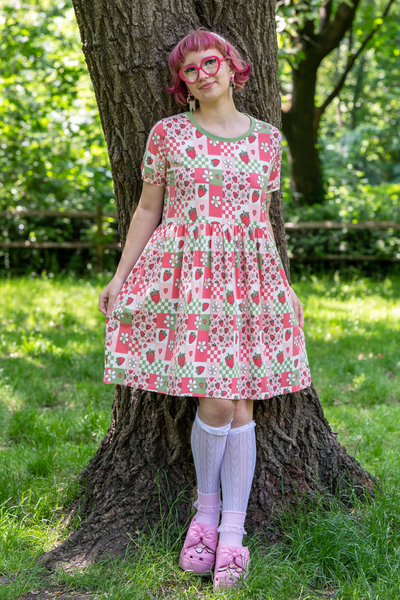 Jersey Kjole med Jordbær Picnic Print - Strawberry Picnic Smock Dress