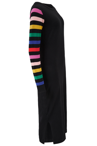Sort strikkjole med multicolor stribede ærmer, set fra siden – produktfoto