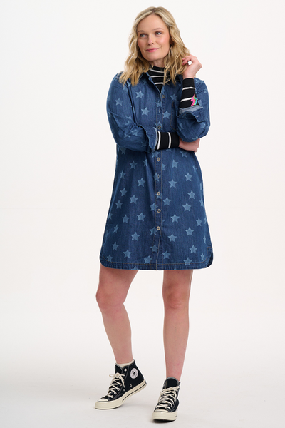 Ilsa Mini Shirt Dress i denim – afslappet look med sneakers