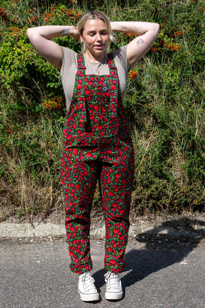 Model i solskin med Strawberry Field dungarees – naturbaggrund