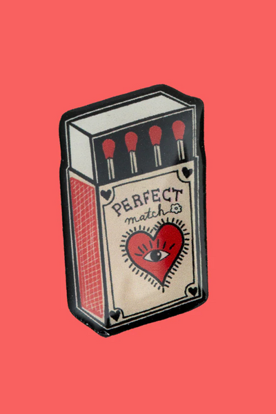 Hell Bunny Perfect Match Pin formet som vintage tændstikæske på rød baggrund