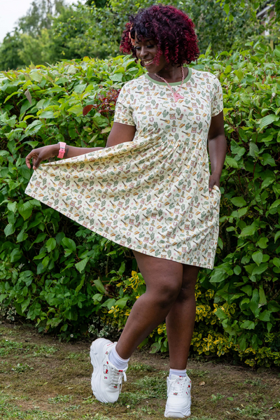 Ayesha poserer legende i den cowboy-inspirerede smockkjole med hvide sneakers