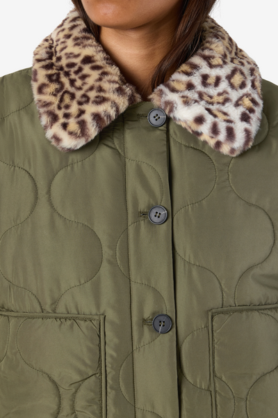Closeup af NOISY MAY HOLLY quiltet jakke – fokus på knapper og leopard fake fur krave.