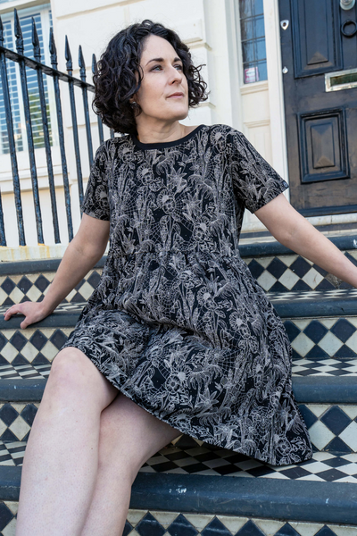 Jersey Kjole med spindelvævs print - Black Floral Cobweb Smock Dress