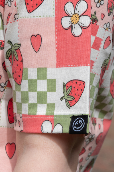 Kort Boxy T-shirt med Jordbær Picnic Print - Strawberry Picnic Cropped Boxy Tee