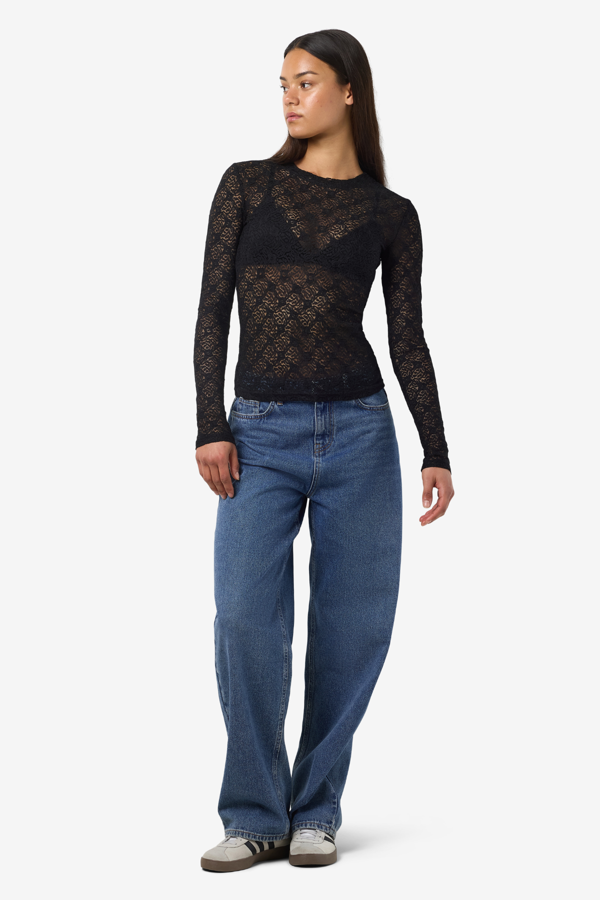 Fuldkropsbillede af Judith-toppen – casual styling med denim og sneakers giver kant til det feminine look