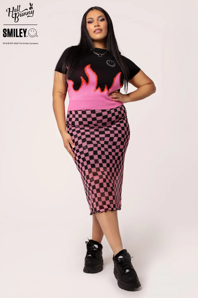 Plus size model i Distortion Skirt og Dylan Top, frontalt med begge hænder på hofterne.