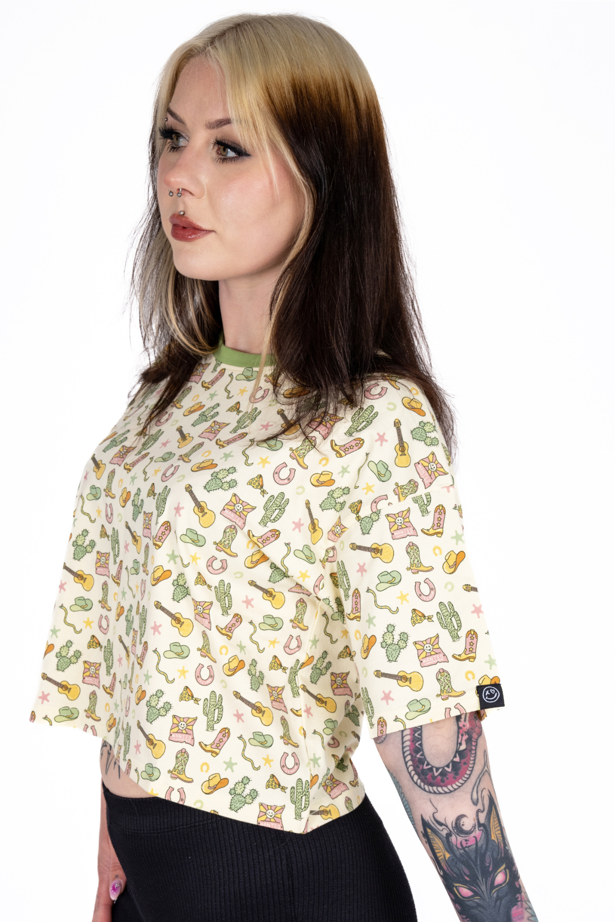 Florence set fra siden, med fokus på kontrastkrave og pastelprint