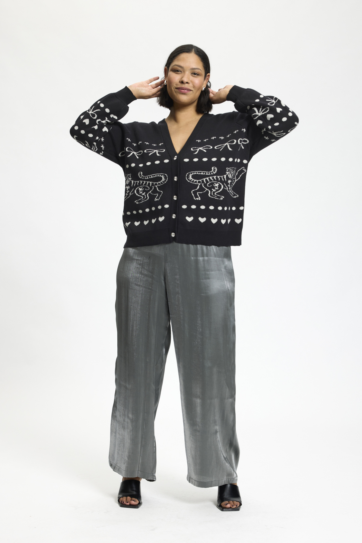 Model i Saturday Bukser og mønstret cardigan, mod hvid baggrund