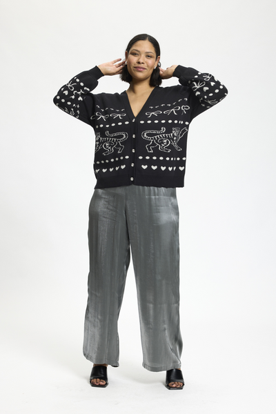 Model i Saturday Bukser og mønstret cardigan, mod hvid baggrund