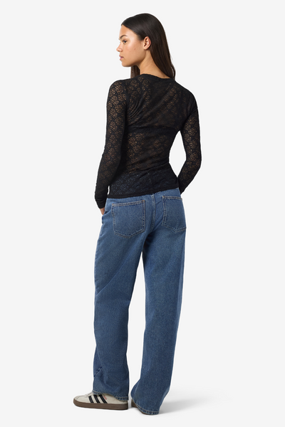 Blusen set bagfra – viser pasformen og den transparente blonde, der smyger sig til kroppen