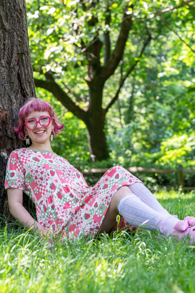 Jersey Kjole med Jordbær Picnic Print - Strawberry Picnic Smock Dress