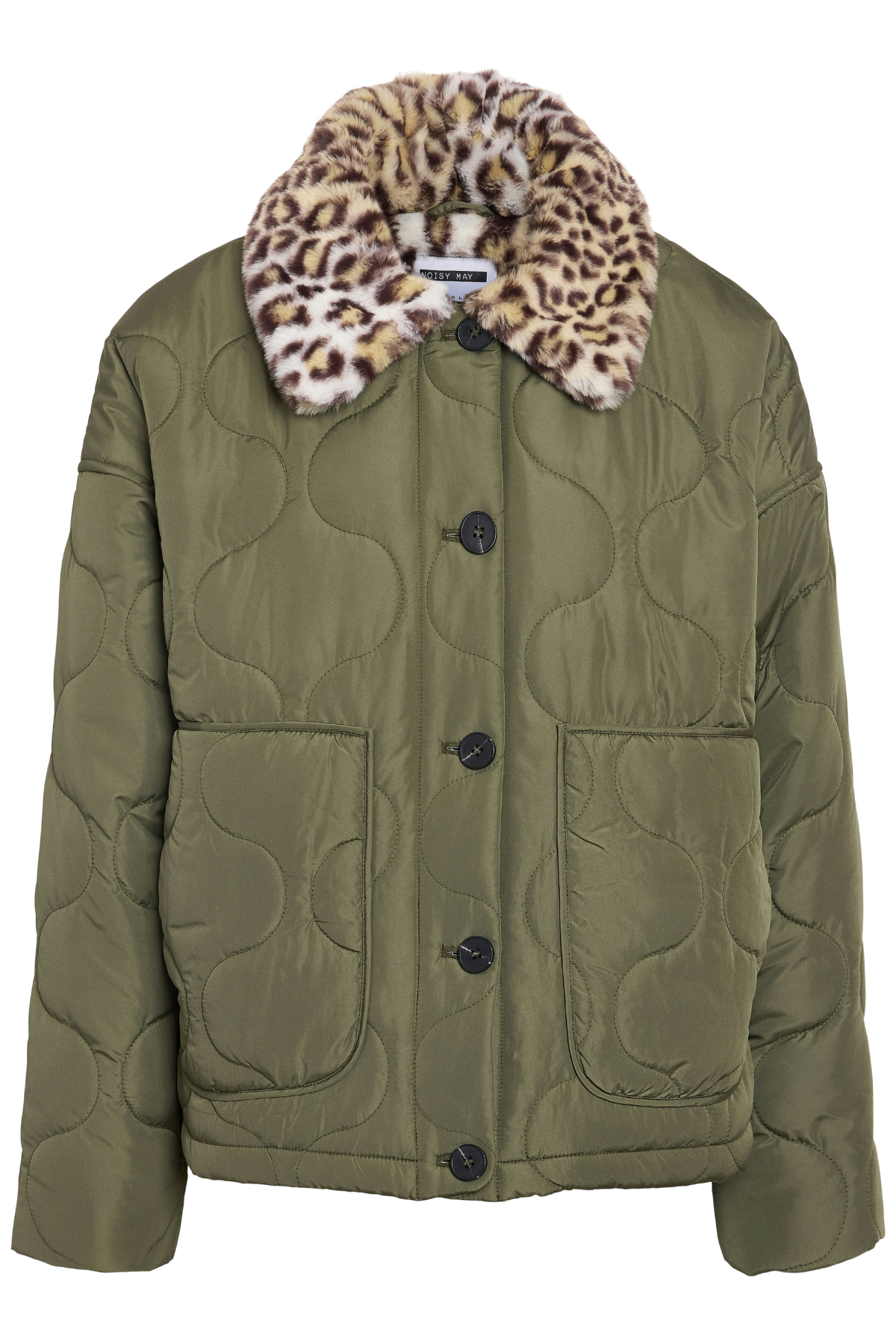 Packshot front – NOISY MAY HOLLY armygrøn quiltet jakke med leopard fake fur krave, knaplukning og lommer.