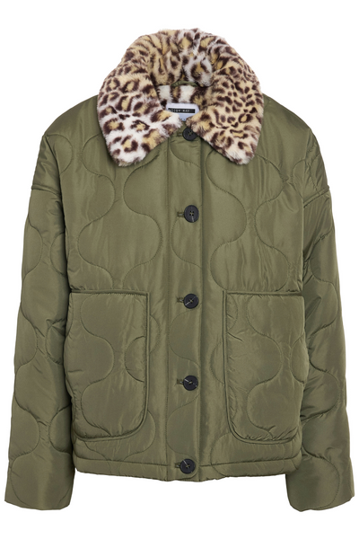 Packshot front – NOISY MAY HOLLY armygrøn quiltet jakke med leopard fake fur krave, knaplukning og lommer.