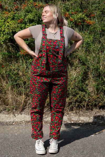Model i solskin med Strawberry Field dungarees – naturbaggrund