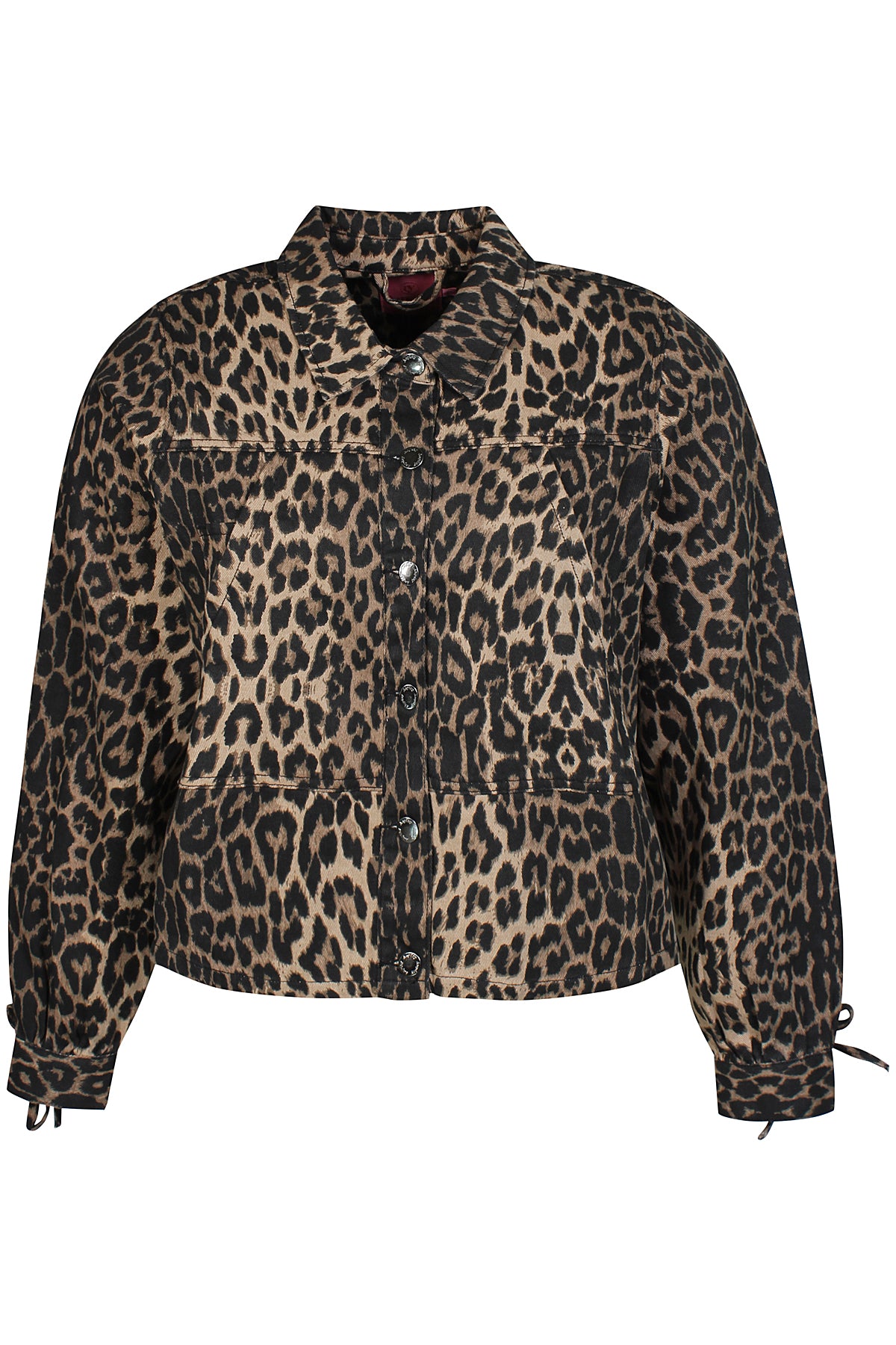 Forside af Anyday Curves leopard denimjakke med knapper og brystlommer
