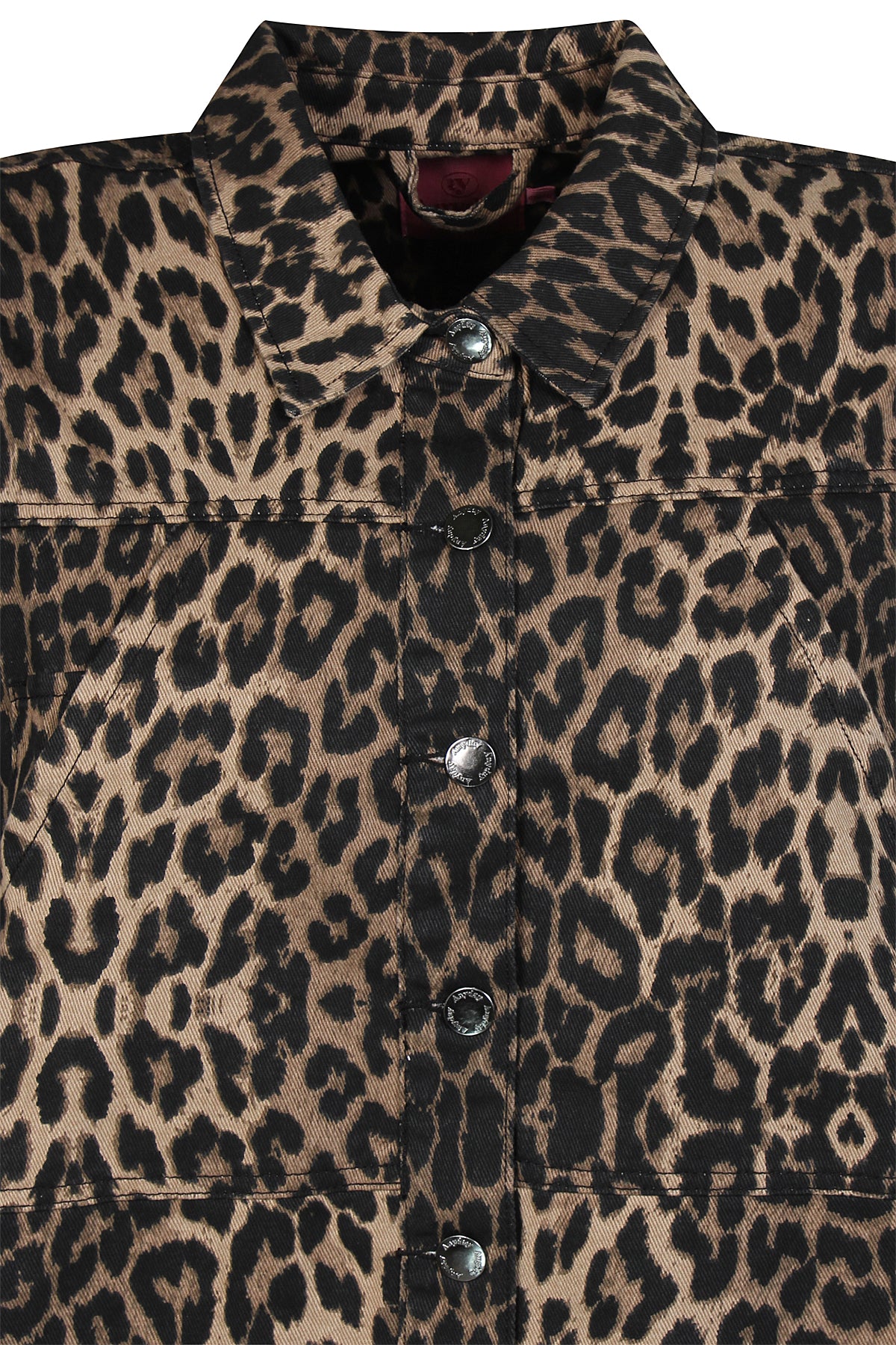 Nærbillede af krave, knaplukning og brystdetalje på Anyday Curves leopard denimjakke