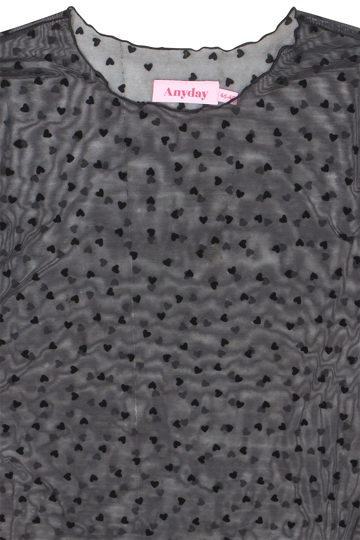 Nærbillede af Tora Mesh Bluse i sort med små hjerter fra Anyday Curves, set oppefra