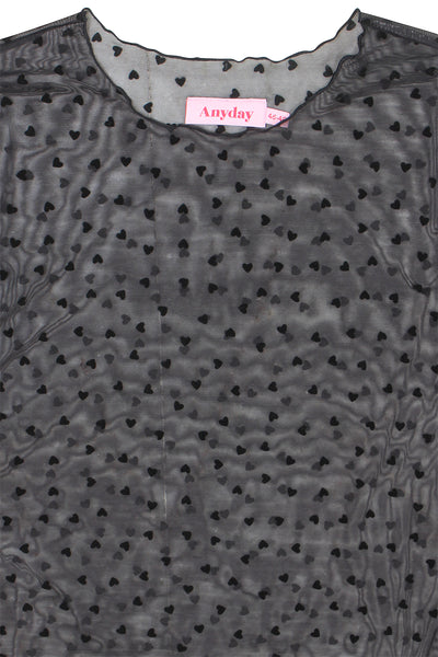 Nærbillede af Tora Mesh Bluse i sort med små hjerter fra Anyday Curves, set oppefra