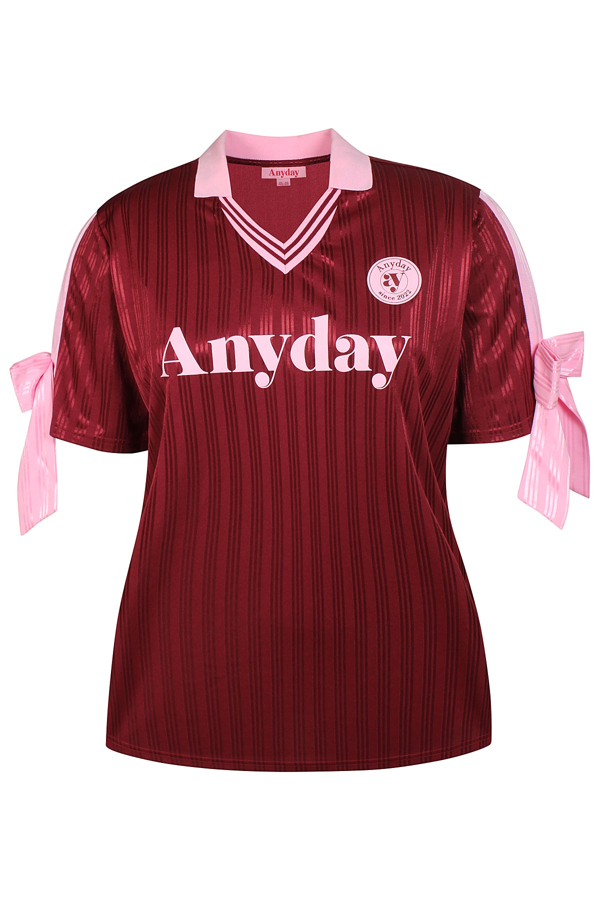 Forside af vinrød Anyday Curves sport T-shirt med lyserød polokrave, logo og sløjfer