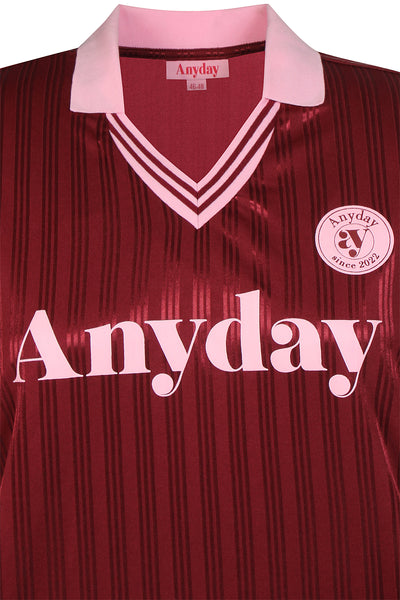 Nærbillede af brystlogo og krave på Anyday Curves sport T-shirt i rød/pink