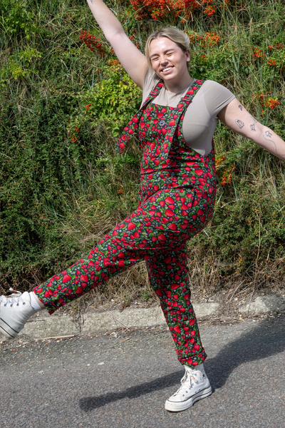 Legesyg pose i farverige dungarees fra Rebel Romance