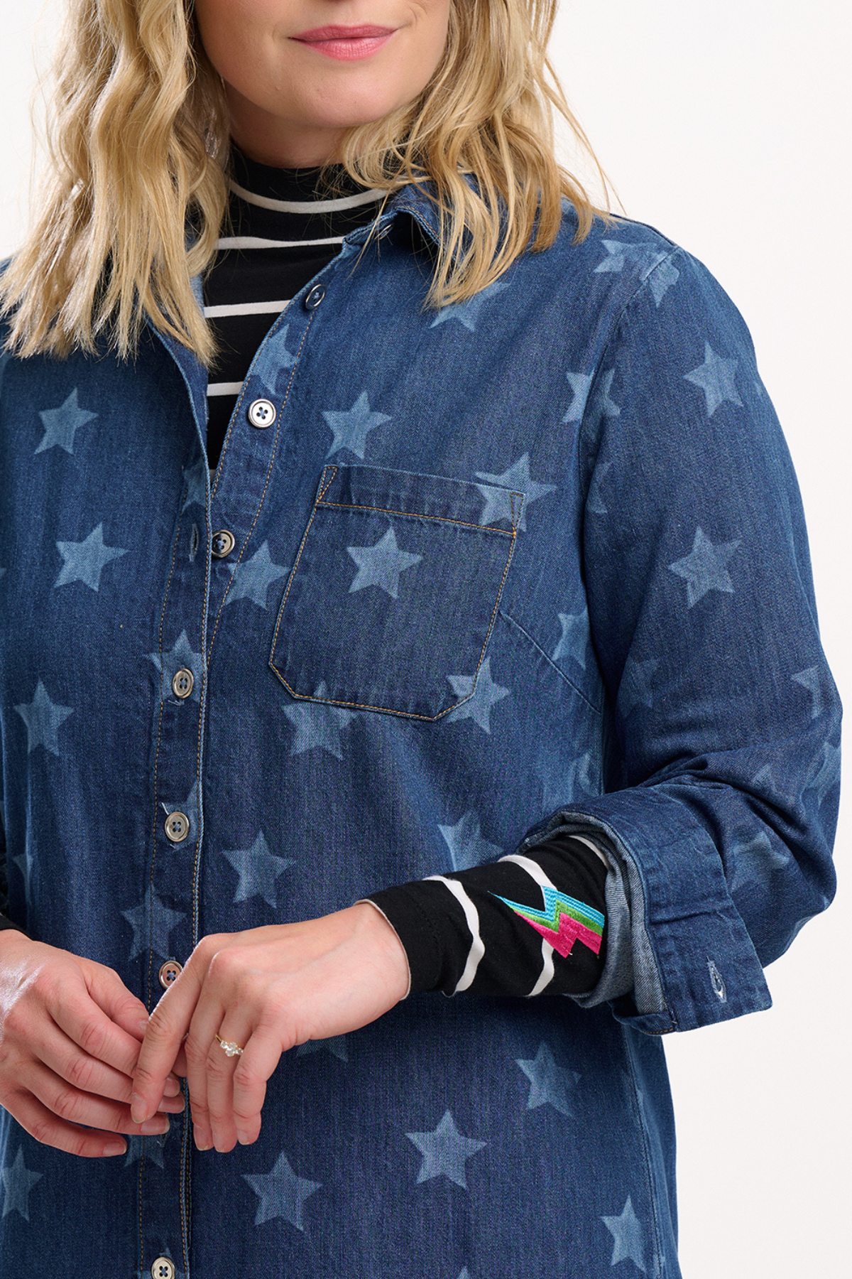 Detaljebillede af brystlomme og stjerneprint på Ilsa Mini Shirt Dress