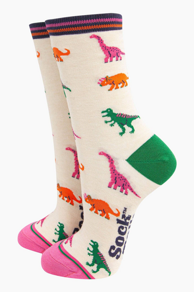 Bambusstrømper med dinosaurprint, set fra siden.