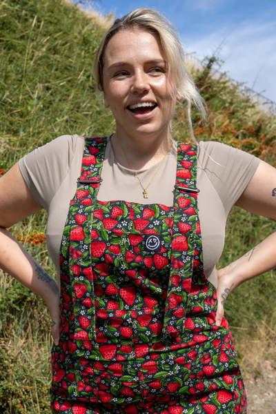 Sommerlig look med Rebel Romance jordbær overalls – close-up smilende model