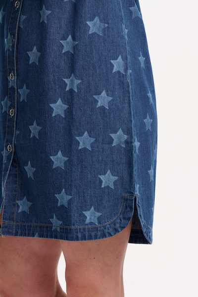 Nærbillede af kant og sideslids på Ilsa Mini Shirt Dress