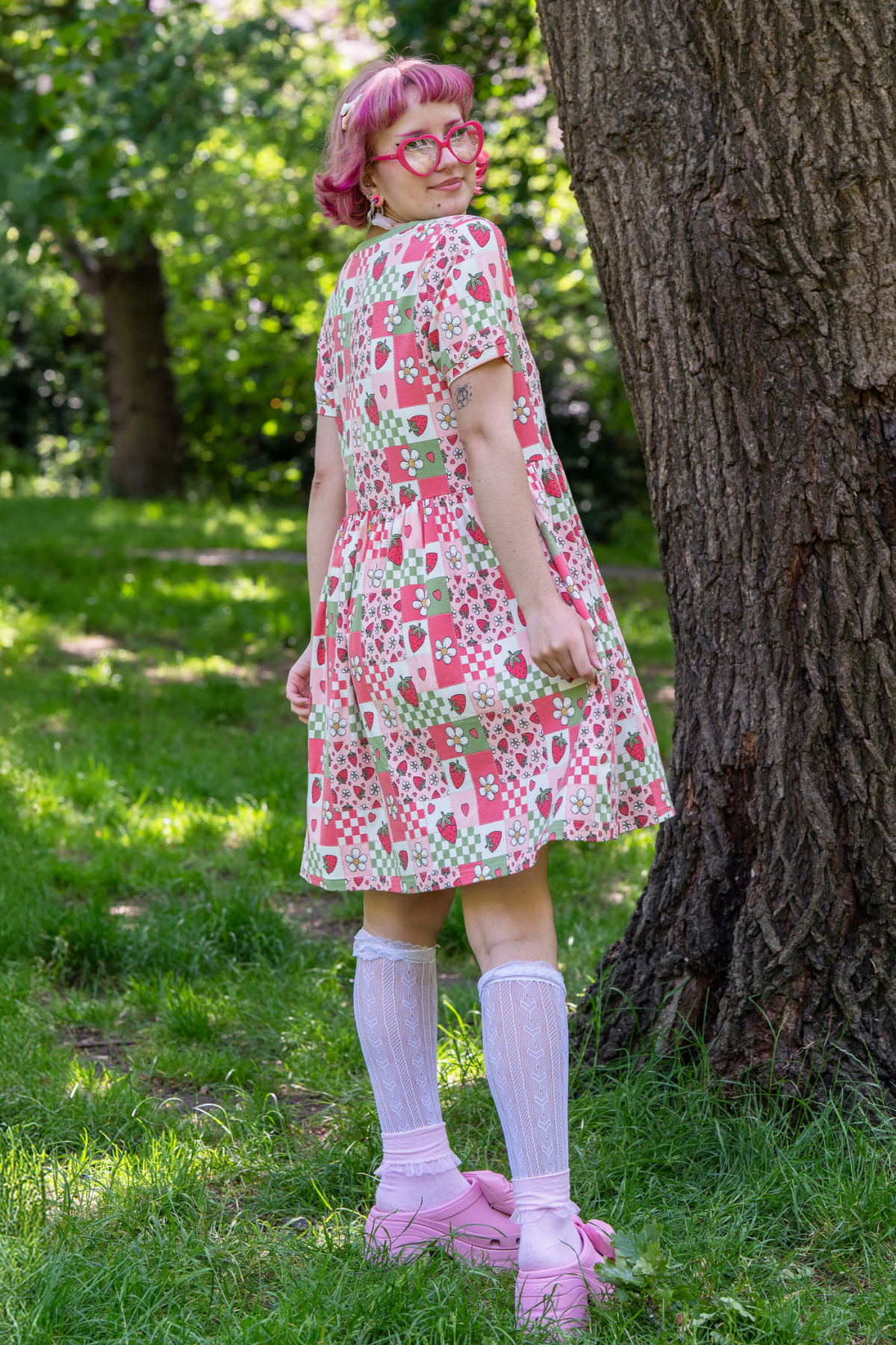 Jersey Kjole med Jordbær Picnic Print - Strawberry Picnic Smock Dress
