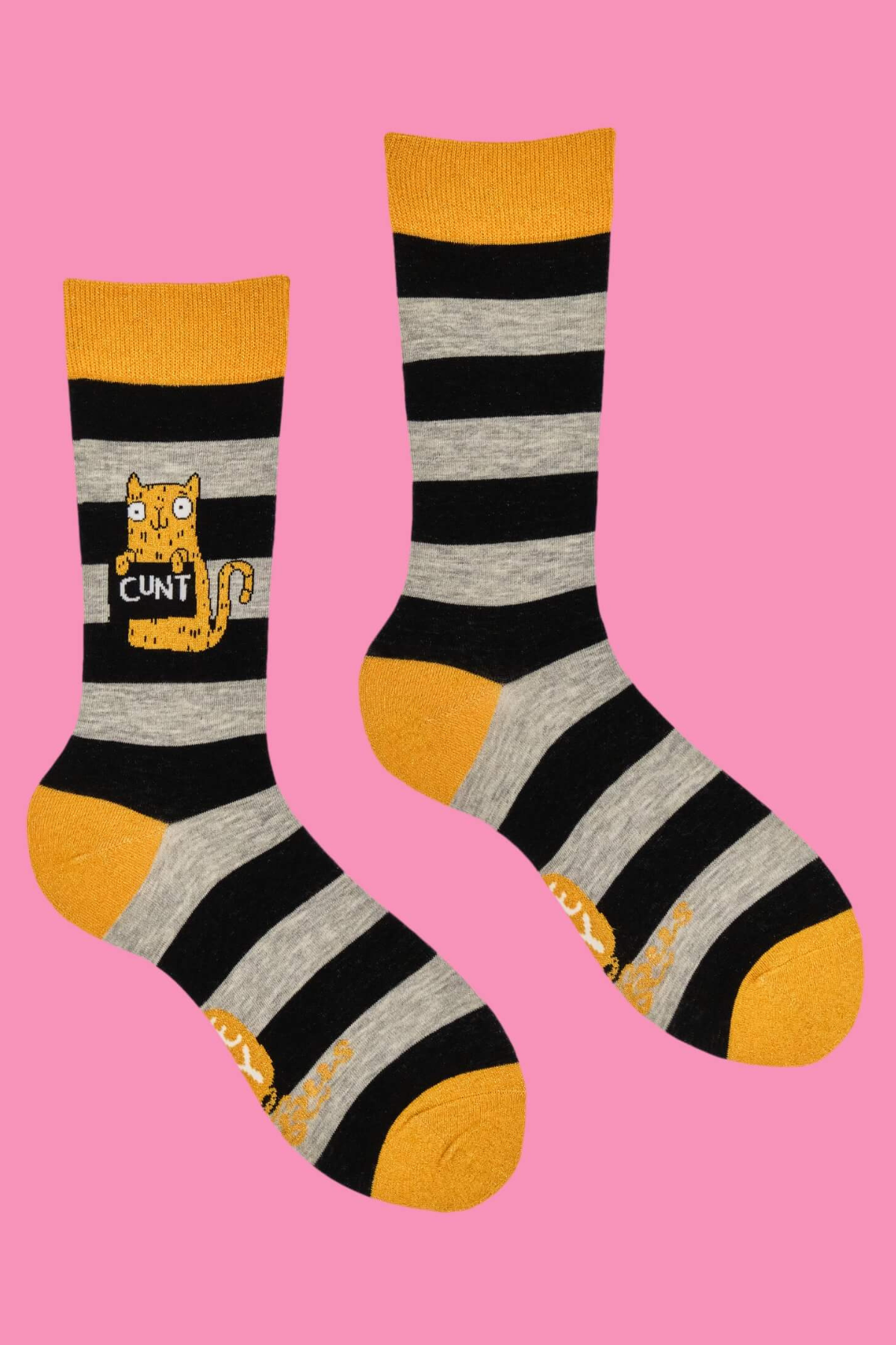 Sweary Cat C*nt Socks lagt fladt på pink baggrund