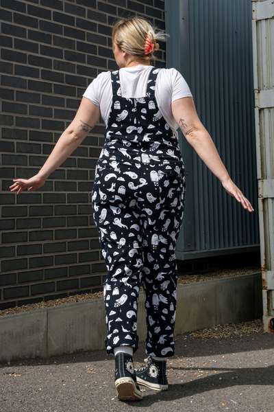 Bagside af Rebel Romance Ghosties Dungarees med spøgelsesprint. Sort/hvidt mønster set udendørs.