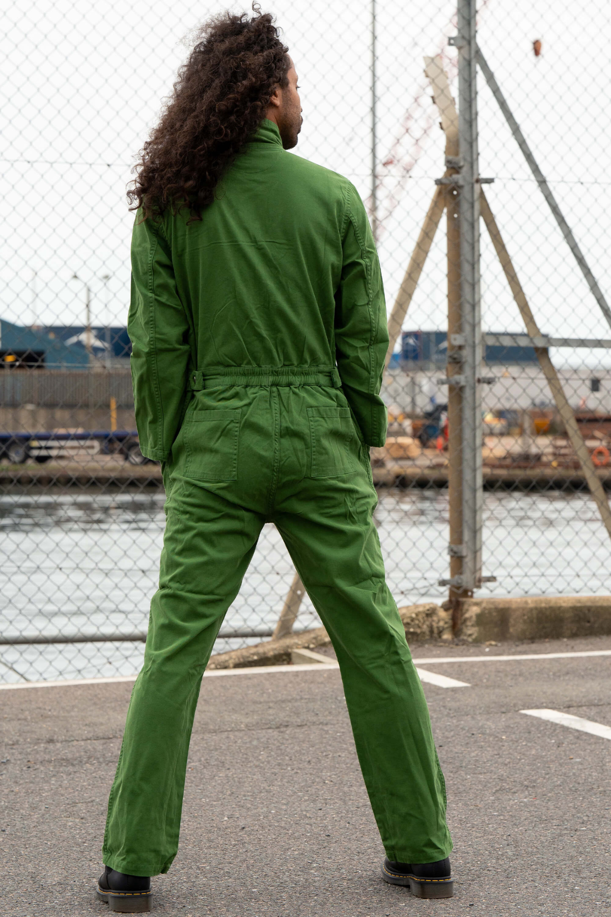 Bagside af grøn Rebel Romance boiler suit med elastik i taljen og baglommer.